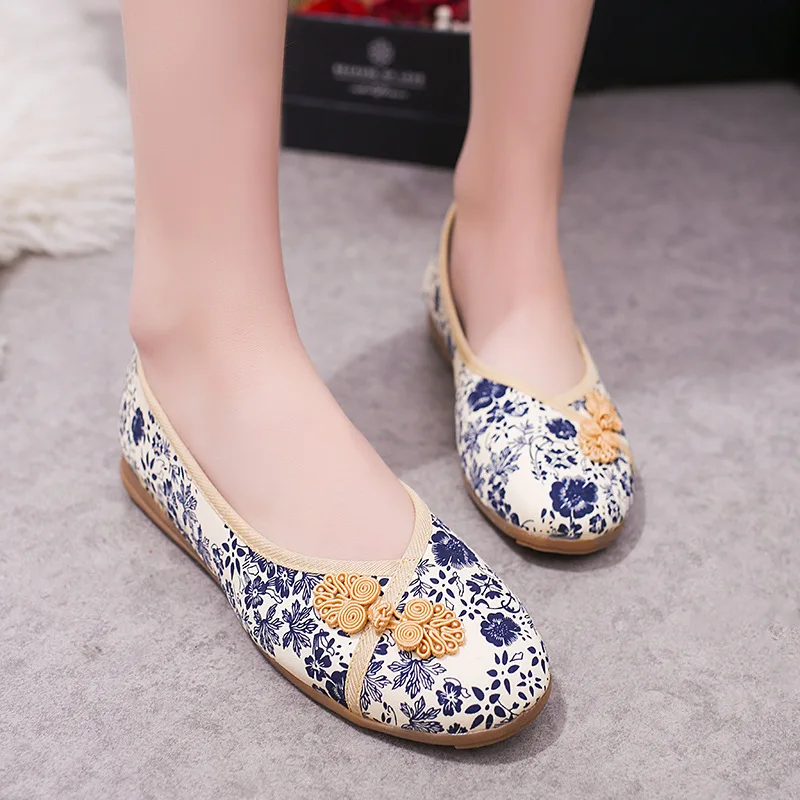 

2019 Embroidered cloth shoes women's costume shoes single shoes Chinese style flat Hanfu old Beijing embroidered cloth shoes