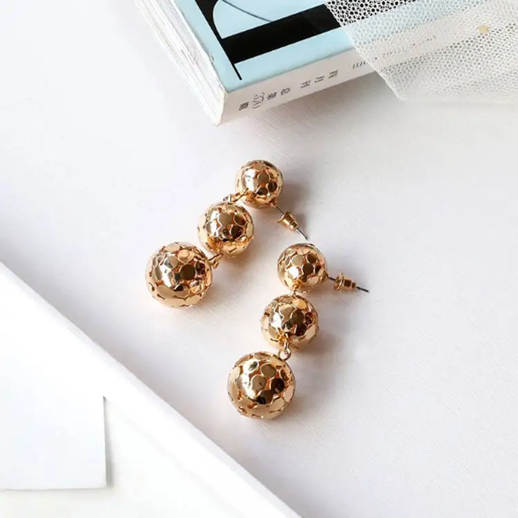 Женские круглые серьги гвоздики с металлической текстурой вечерние для подруги