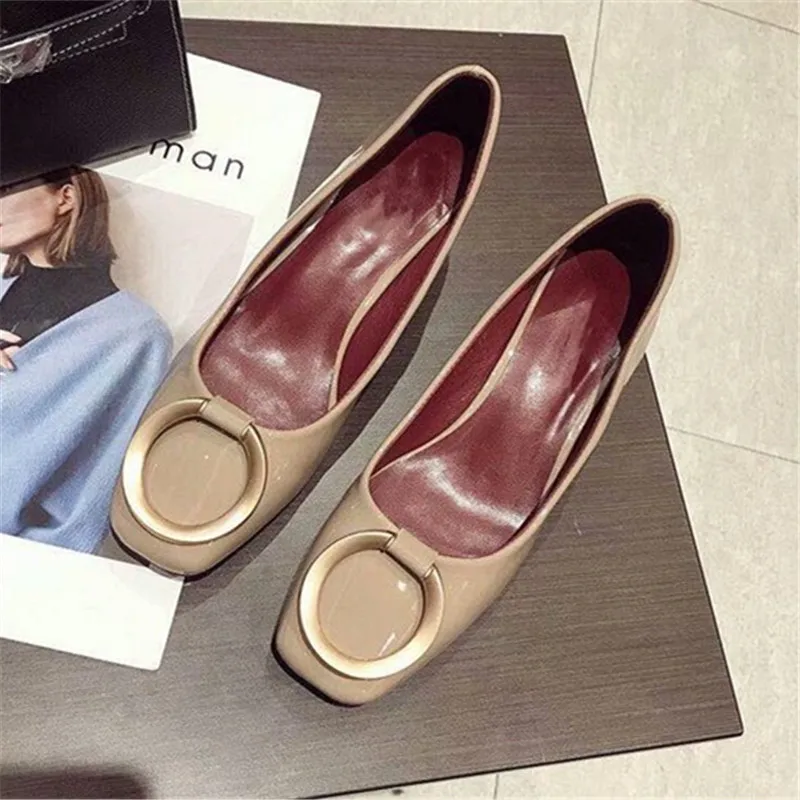 Женские туфли-лодочки; женская обувь; chaussures femme; сезон осень; Zapatos De Mujer; женская обувь с металлическим украшением; туфли на высоком квадратном каблуке