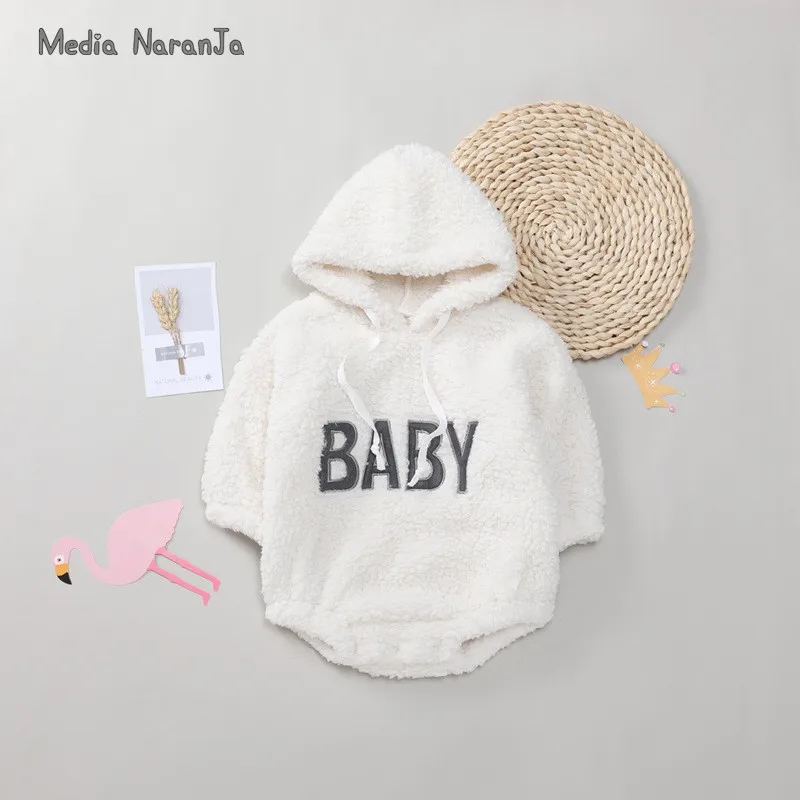 Зимние Симпатичные буквы baby одежда для малышей новинка, хлопок с начесом, с капюшоном комбинезон для маленьких детей; близнецов одежда