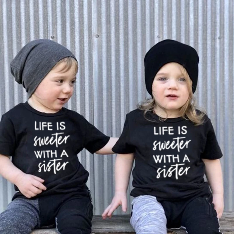 Забавная детская футболка с надписью «Life Is swetter with A Sister» для мальчиков и девочек Летняя Повседневная футболка с короткими рукавами модные детские футболки, топы