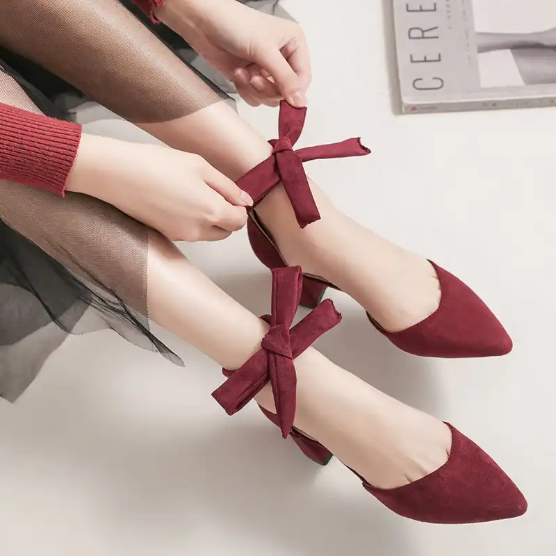 sapato fechado amarrado no tornozelo