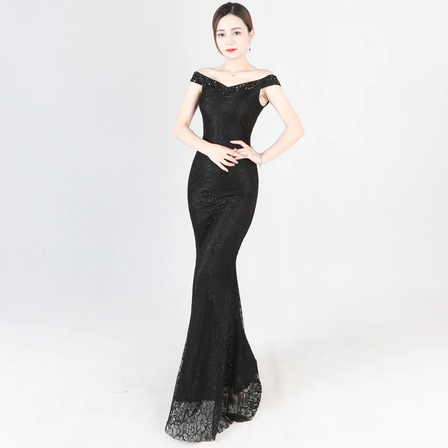 Женское вечернее платье русалка темно синее длинное с открытыми плечами для