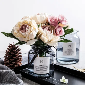 

One Hand and Northern European-Style Imitation Flowers g