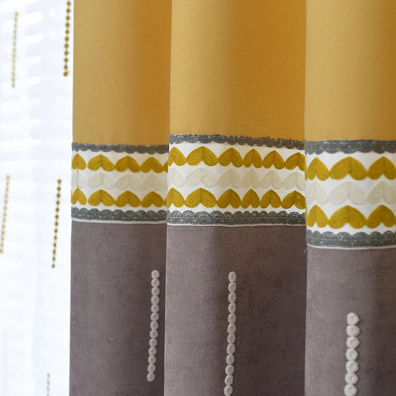 Желто серые индивидуальные полосатые затемненные шторы для спальни