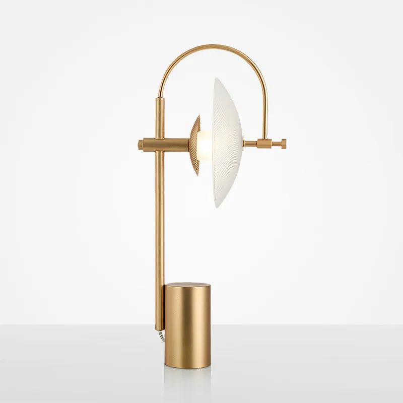 Постсовременная креативная металлическая настольная лампа для гостиной, художественный настольный декор, прикроватная Спальня, дизайнерская стеклянная настольная лампа, простой железный Настольный светильник