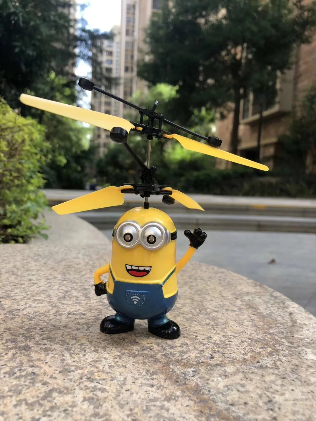 [] Hot Selling Children Electric Suspension Aircraft Drop-resistant Gesture Sensing UFO Toy