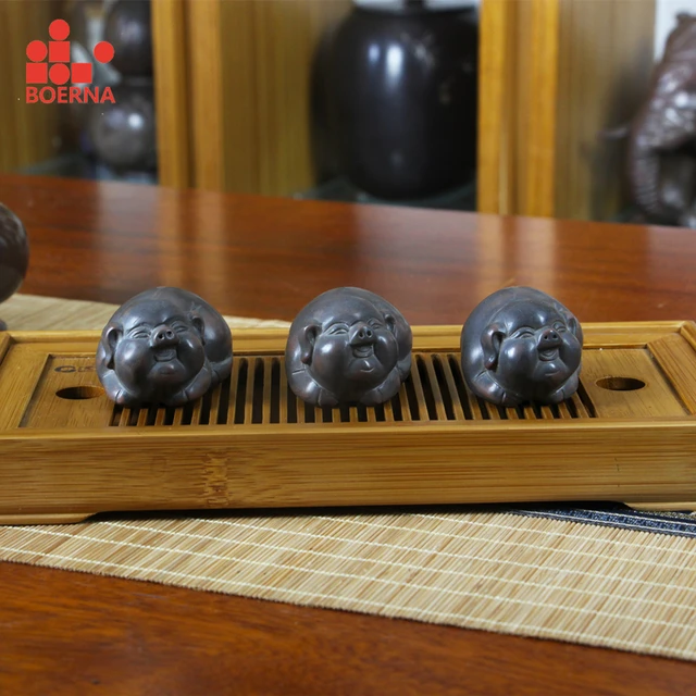 BOERNA Nixing 점토 사랑스러운 돼지 입상 장식은 중국의 Nixing 도기로 만들어진 수제 도자기 장식품입니다.