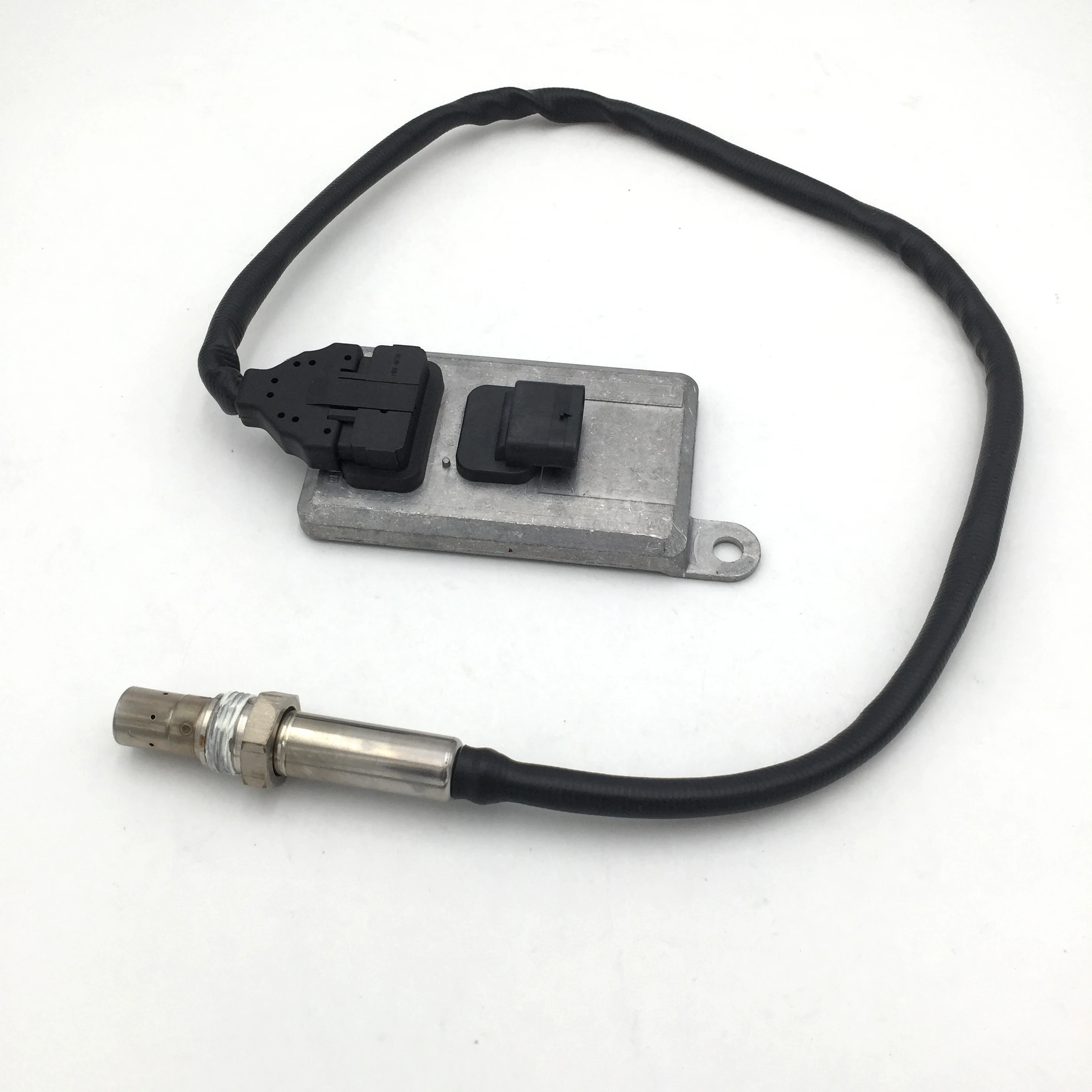 Nox-Sensor TRUCKS BUS и LKW 24V A0091533628 5WK96616F / 5WK96616D 5WK96616E |