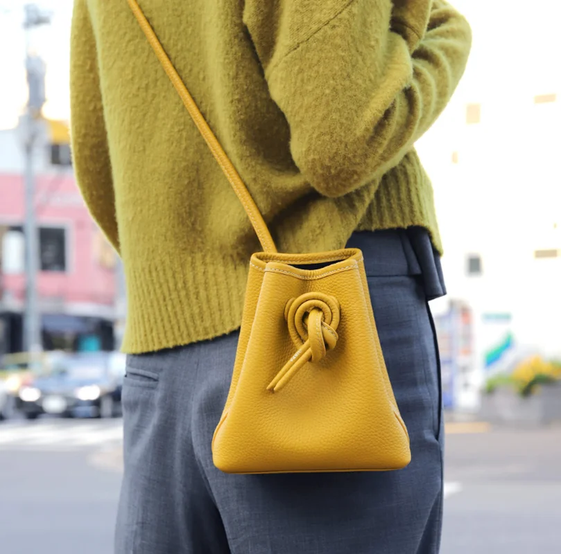 

High Quality Genuine Leather Messenger Bag Women 2019 New High-end Niche Design Calfskin Button Shoulder Bag Bucket Bag