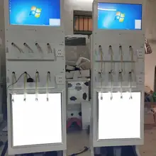 Торговый киоск с сенсорным экраном для мобильных телефонов с зарядкой питания