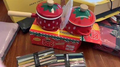Эмалированный кастрюля для приготовления супа молока с одной ручкой клубники
