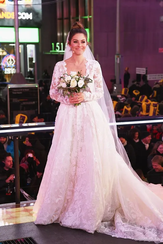 2018-new-luxury-full-lace-wedding-dresses-with-sheer-long-sleeves-deep-v-neck-court-train-glamorous-over-skirt-bridal-gown-unique-customized (4)_副本