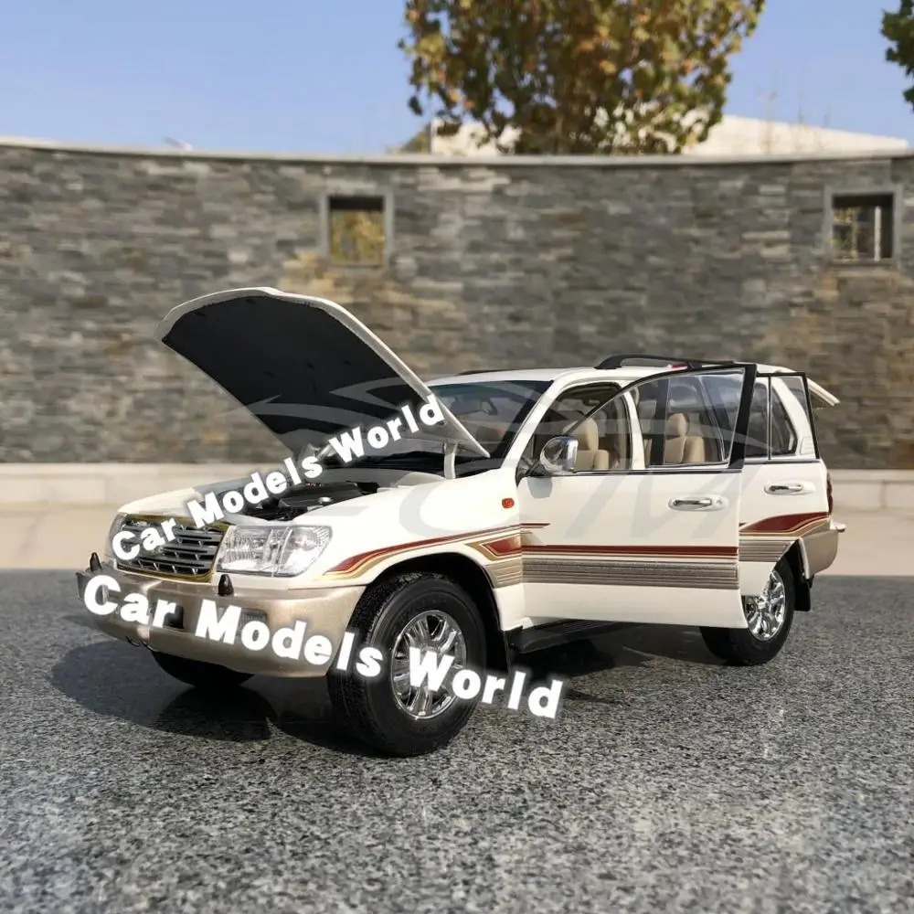 Литая модель автомобиля для Land Cruiser LC100 SUV 1:18(белый)+ маленький подарок