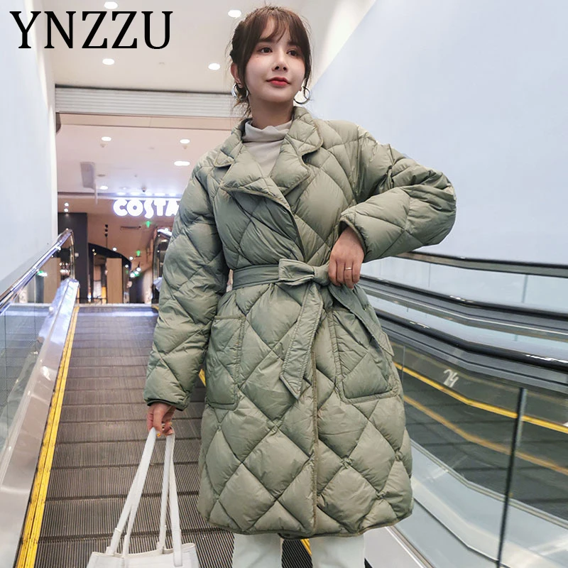 Kopen YNZZU Koreaanse Stijl 2019 Winter Jas Vrouwen Solid Mid Lange Ultra Licht Witte Eend Down Jas Vrouwelijke Outwears met sjerpen A1373