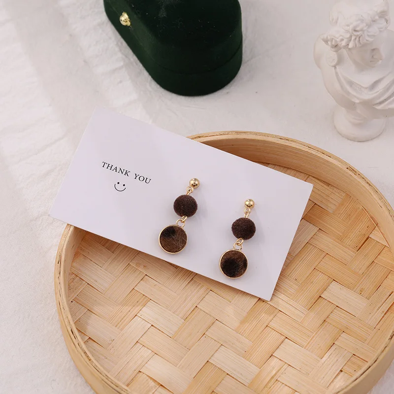 

Autumn Winter Long Drop Earrings For Women Vintage Pom Pom Ball Clip On Earings Fashion Jewelry Brincos Boucle D'oreille 2020