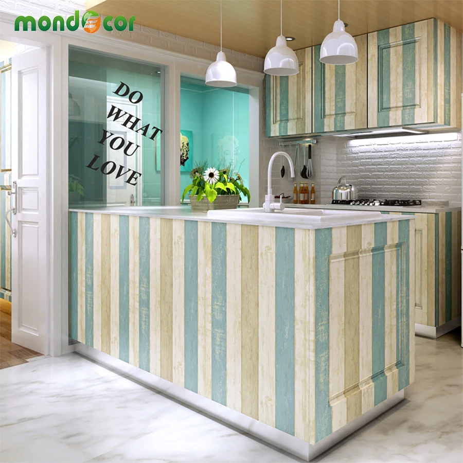 Кухня самоклеющейся пленкой. Как обклеить кухню самоклеющейся. Самоклеющая плёнка для кухонного гарнитура. Самоклеящаяся плёнка на кухонные шкафы. Как обклеить кухню самоклеющейся.