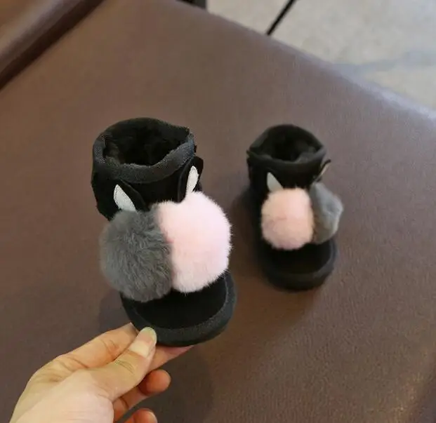 Зимние кожаные детские зимние ботинки для девочек с плюшевой подкладкой и помпонами из кроличьего меха; детская повседневная обувь - Цвет: Черный