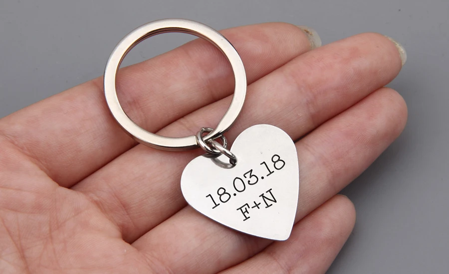 El nombre personalizado graba la primera letra y fecha de la pareja del novio, y el novio importante presta atención a de moda|Llaveros| - AliExpress