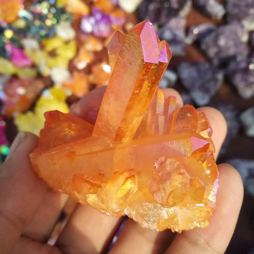 спессартин драгоценный камень. оранжевая аура кварц. кристалл спессартин гранат. оранжевые кристаллы минерал. ванадинит кристалл.