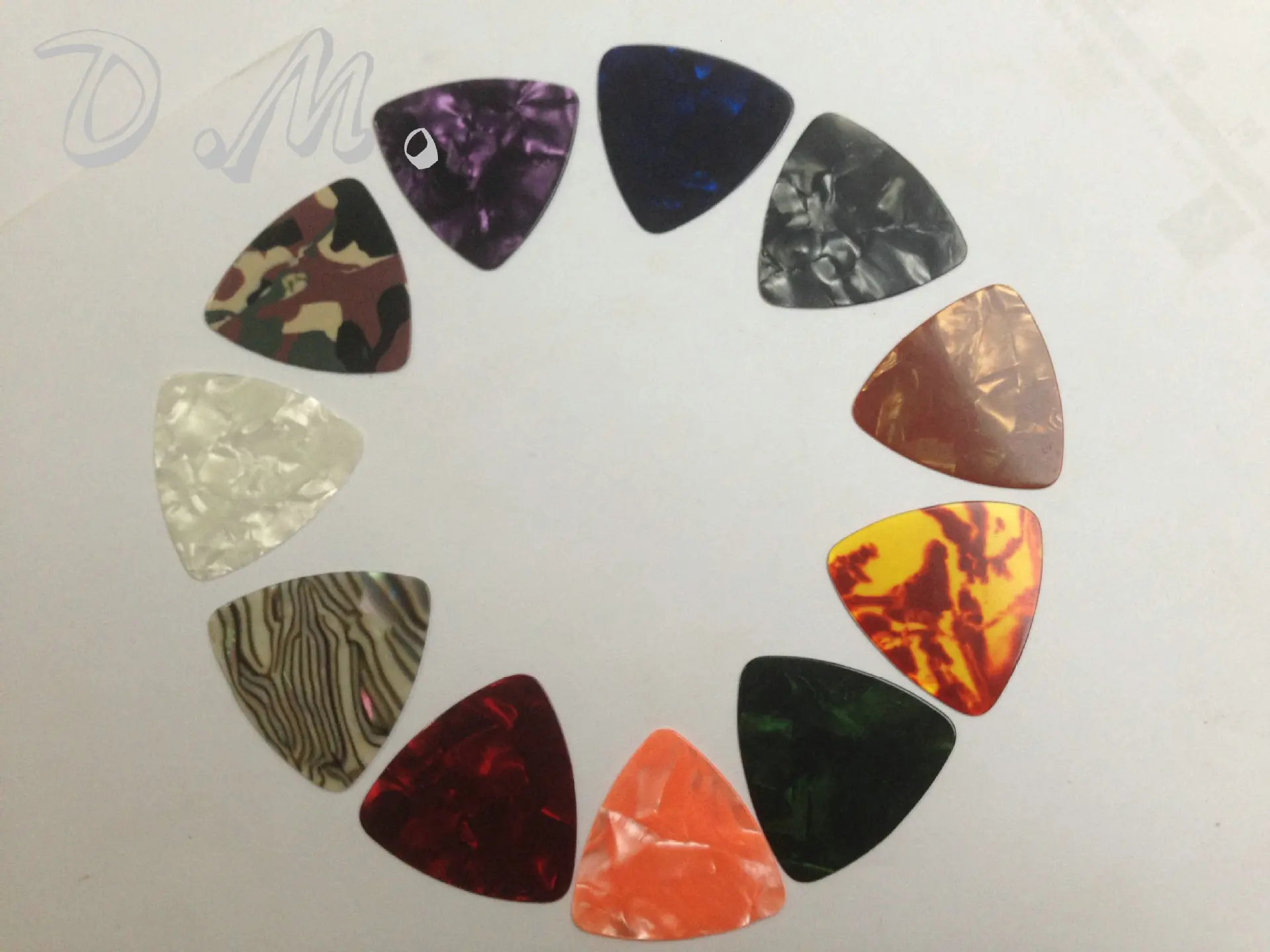 

Factory a Large Amount Supply Guitar Pick Color Mixture All Celluloid Triangular Guitar Shrapnel Pick0.46-1.5 Size