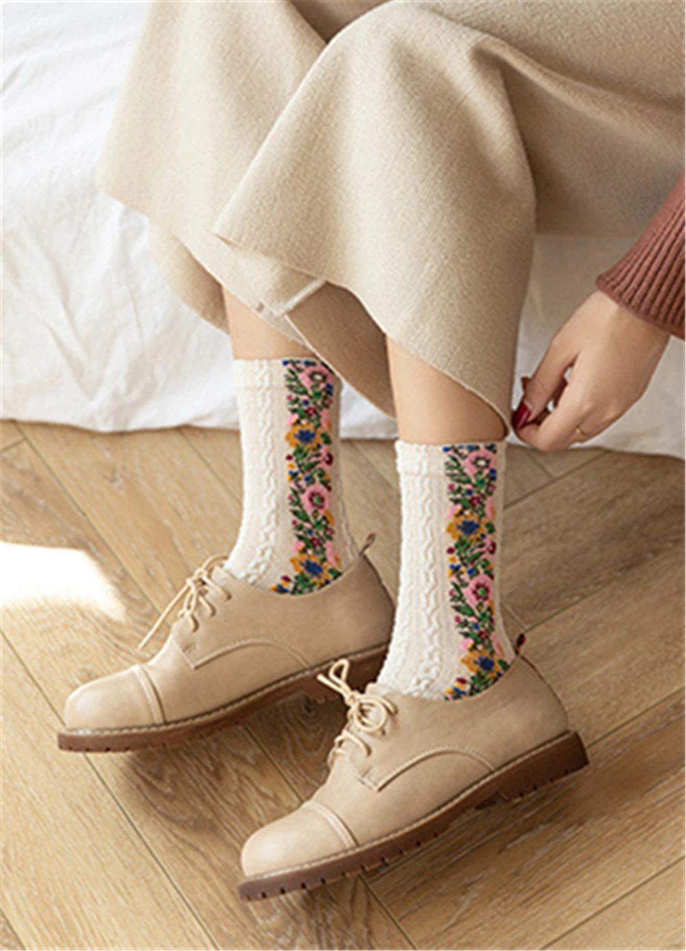 Новинка, модные женские хлопковые носки в европейском и американском стиле с цветочным узором, сезон осень-зима, женские теплые носки с милым узором в стиле ретро