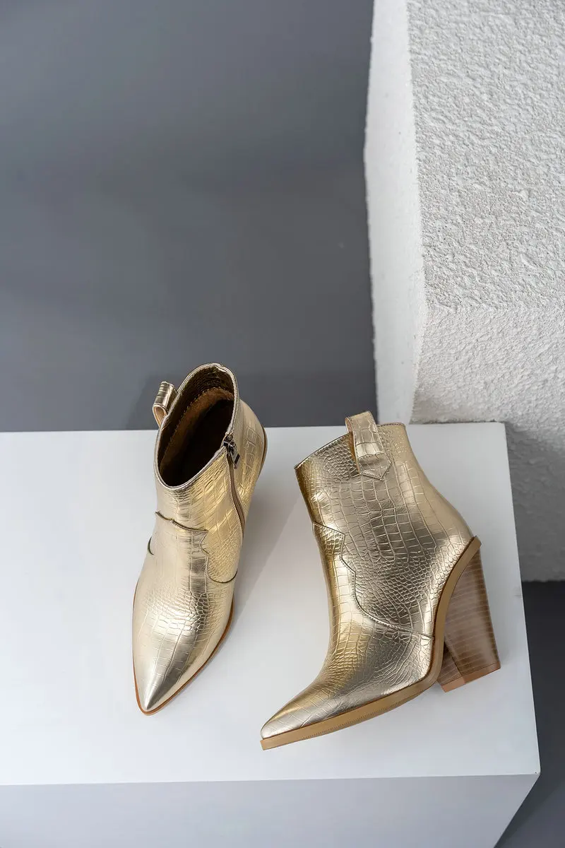 Женские ковбойские ботинки из искусственной кожи со змеиным принтом; фирменный дизайн; Ботильоны на танкетке с острым носком; женские ботинки на молнии; цвет золотой;