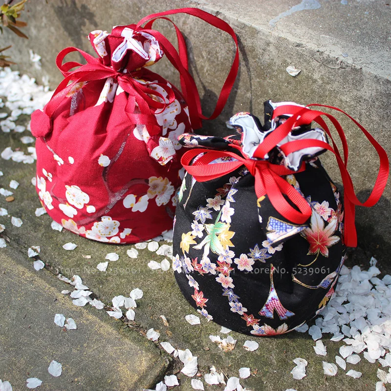 Kinchaku is a traditional Japanese purse or handbag, typically with a  drawstring. 'Kin' means fabric and 'Chaku' means to put on. Kinchaku… |  Instagram