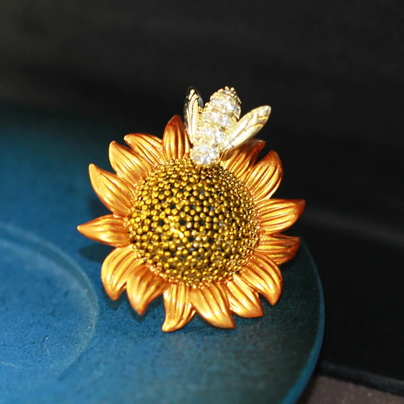 Vintage Bee Collecting Nectar From Sunflower Brooches For  display picture 2