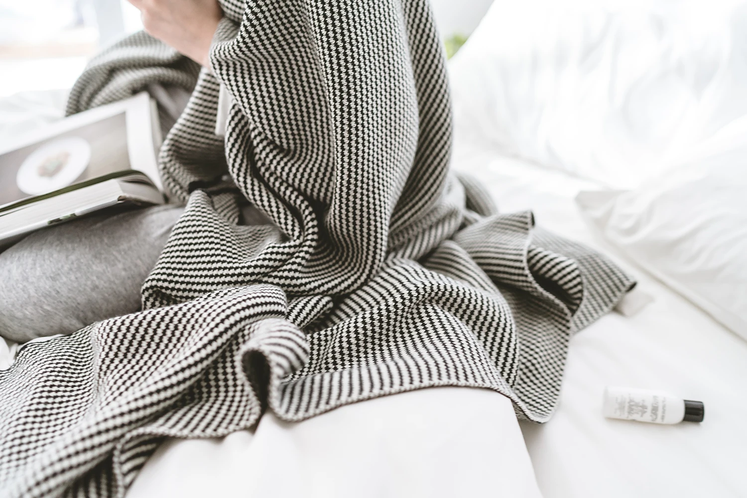 Classic black and white texture tassel plaid cotton blanket