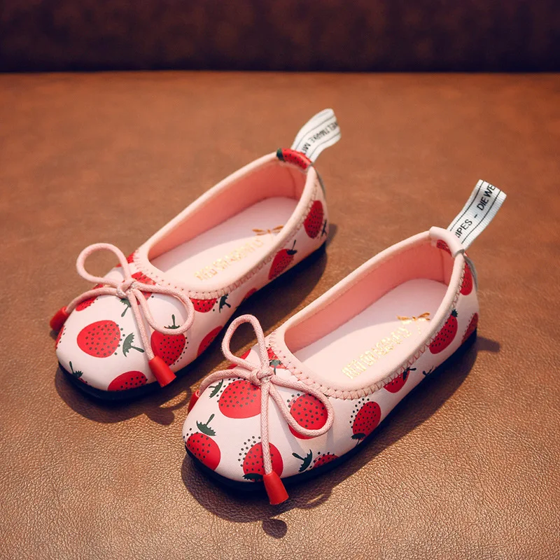 Корейская милая красивая детская обувь для принцессы; Новинка года; Весенняя детская кожаная обувь с клубничкой; детская обувь на мягкой подошве; B704