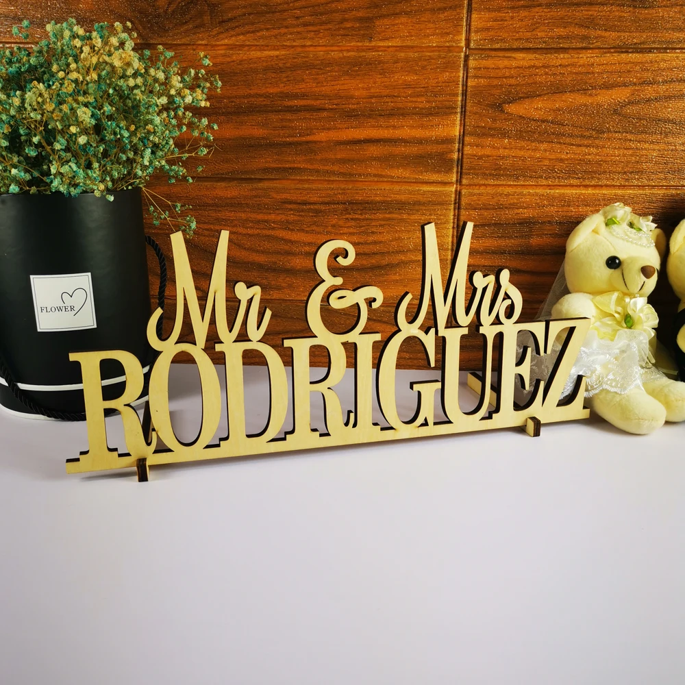 На заказ Mr& Mrs имя Свадебный знак для стола, индивидуальный цветной деревянный знак для стола свадьба с именем, для свадебной вечеринки декор поставки