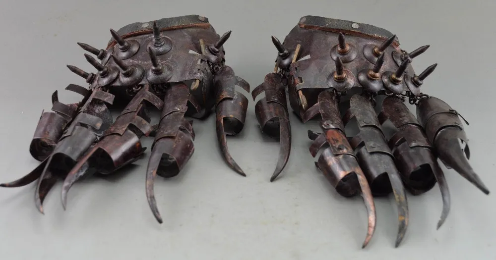 

Collectibles Decorated Old Copper Hammered Protective Gloves In War NR