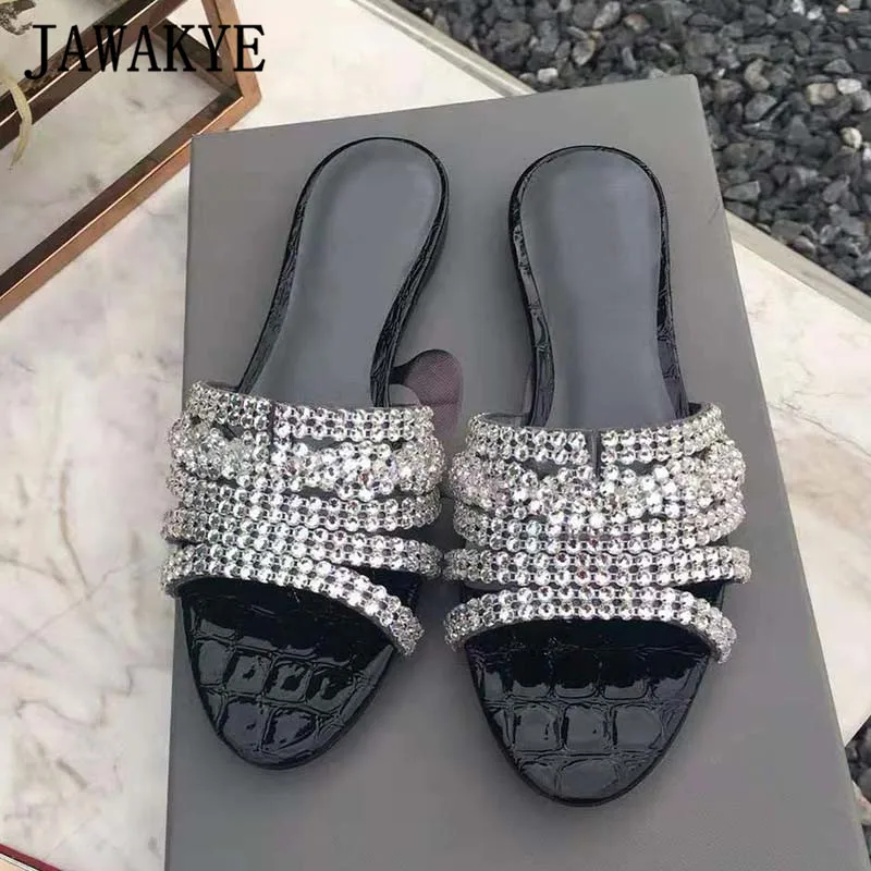 black white crtstal JAWAKYE/летние Роскошные Вьетнамки со стразами; женские шикарные шлепанцы на плоской подошве с открытым носком и украшением в виде кристаллов; пляжная женская обувь - Цвет: black white crtstal