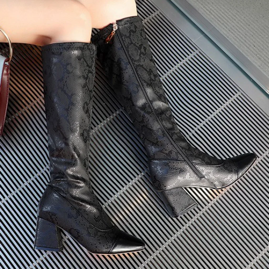 Обувь; модные женские ботинки; zapatos de mujer; женские Сапоги выше колена с боковой молнией; высокие сапоги-трубы на высоком квадратном каблуке со змеиным узором
