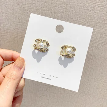 

Small fragrance wind point pair of C earrings 2020 new pearl earrings advanced earrings