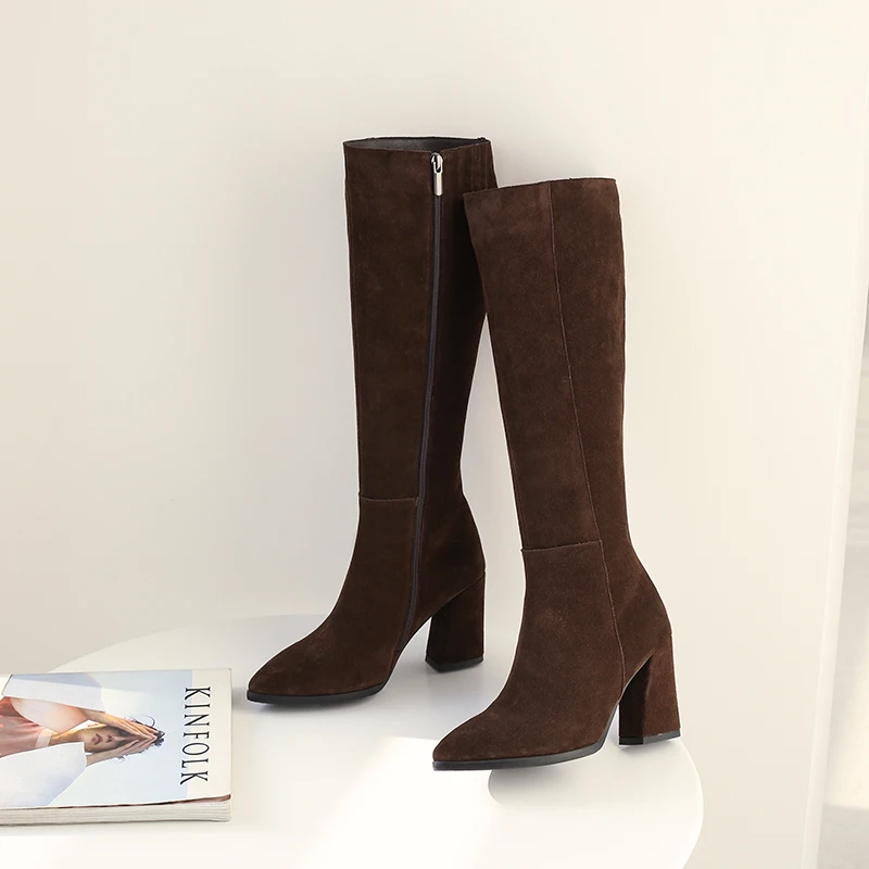 Коричневые женские зимние сапоги на высоком квадратном каблуке 8 см сапоги до колена с острым носком пикантные теплые модные сапоги из натуральной замши LDI10 MUYISEXI
