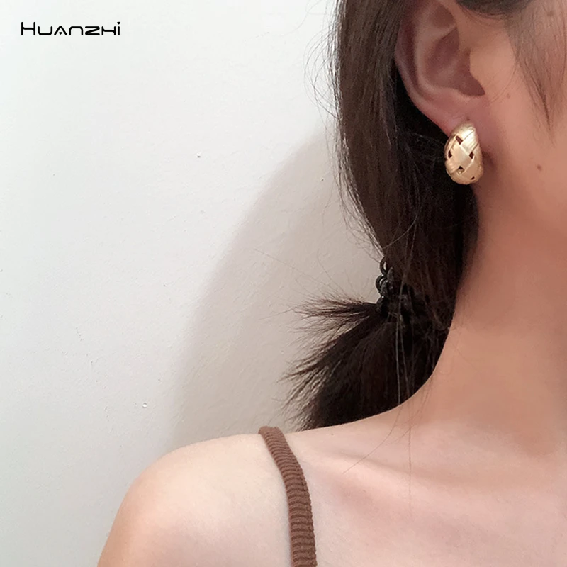 HUANZHI корейские новые металлические плетеные полые геометрические C формы матовые серьги-кольца для женщин девушек вечерние подарки простые ювелирные изделия