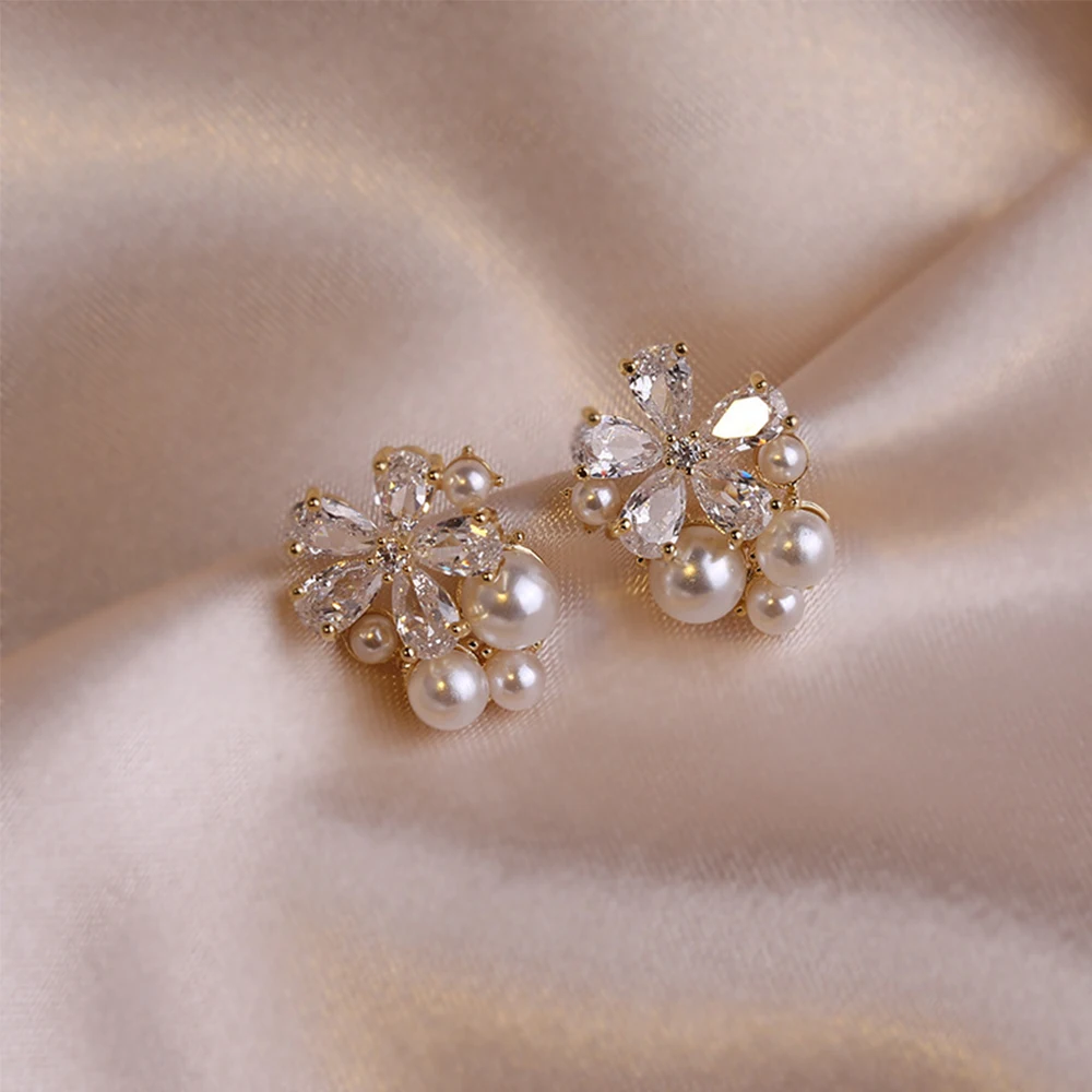 Серьги-гвоздики женские с жемчугом и цветком | Украшения аксессуары
