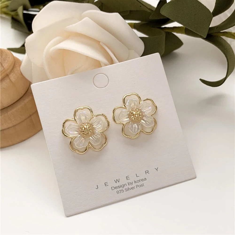 

Lovely Sweet Simple Flower Womenâ€™s Earrings Korean Vintage Crystals Gentle Beautiful Hollow Metal Stud Ear Jewelry Wedding Gift