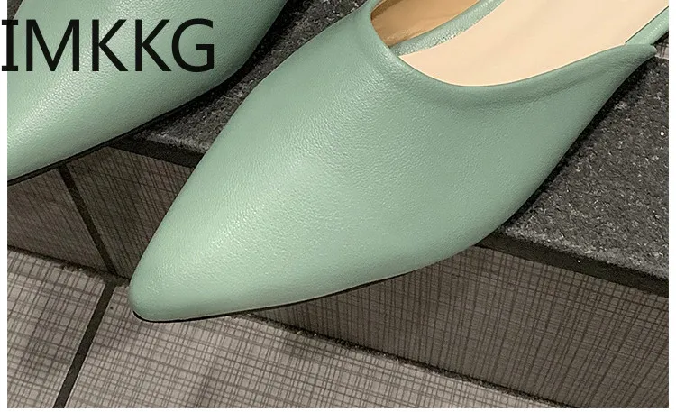 Женские шлепанцы на плоской подошве с острым носком без шнуровки из