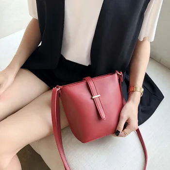 

Factory Direct 2020 New LNS Red Bucket Bag Korean Version of the Simple Wild Shoulder Bag Vintage Shoulder Bag