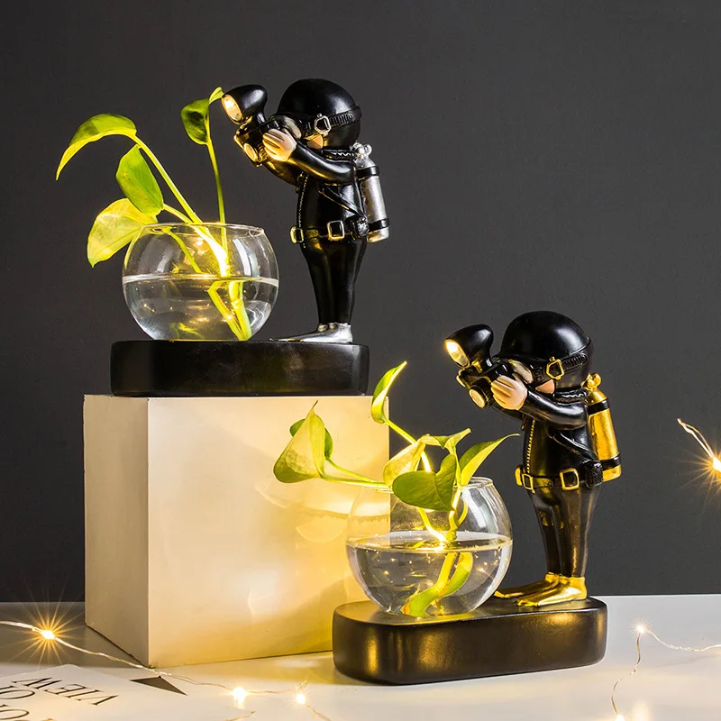 

Nordic Style Home Decor Creative Resin Sculpture Astronaut Diver Model Hydroponic Glass Vase Living Room Ornaments Birthday Gift