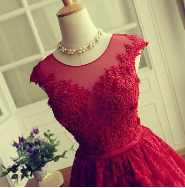Короткие Красные кружевные платья для выпускного вечера Воротник Sheer Jewel Короткие рукава с короткими рукавами вечерняя одежда для девочек полые вечерние платья для выпускного вечера