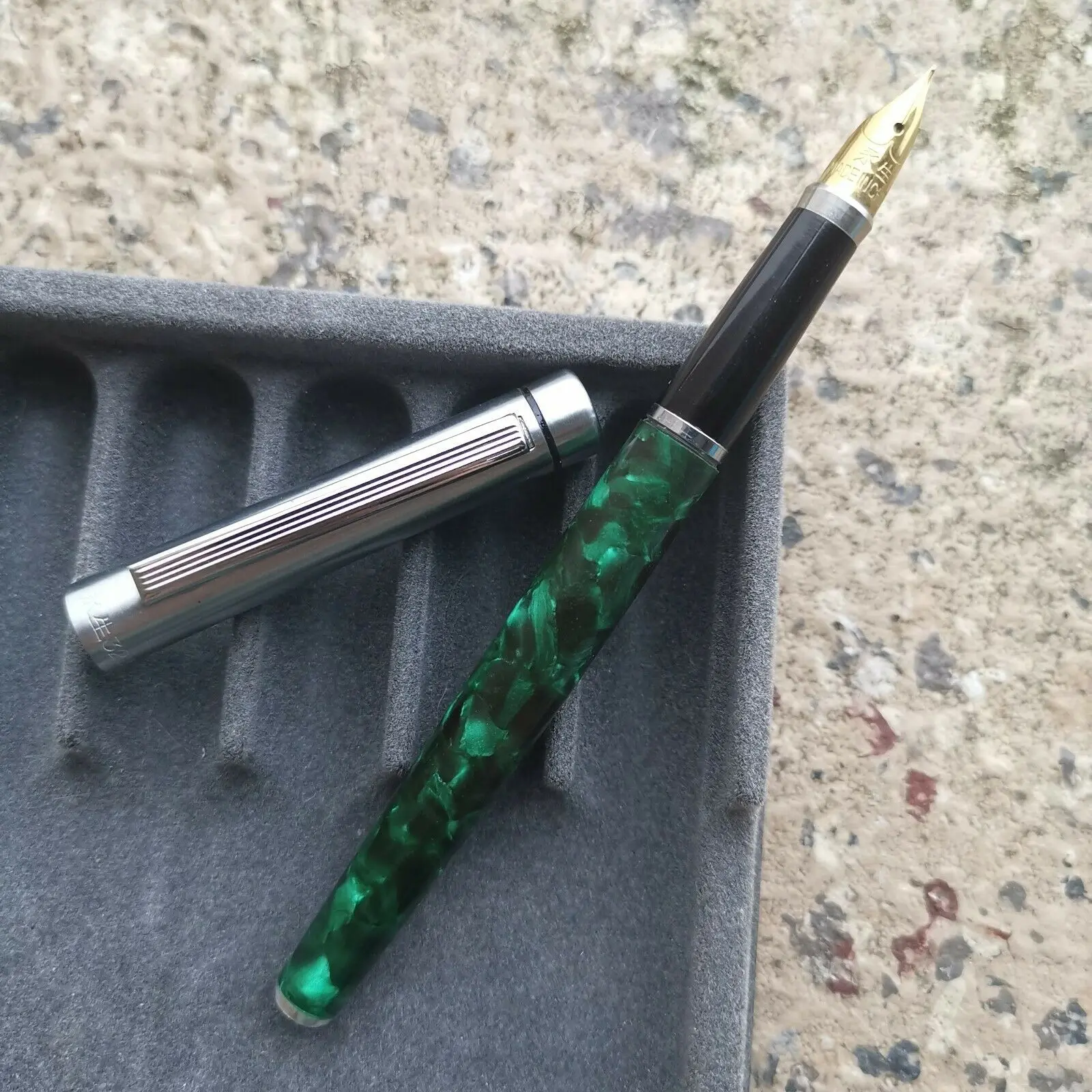 

Old Stock Wing Sung 322 Green Celluloid Barrel Fountain Pen Fine Nib