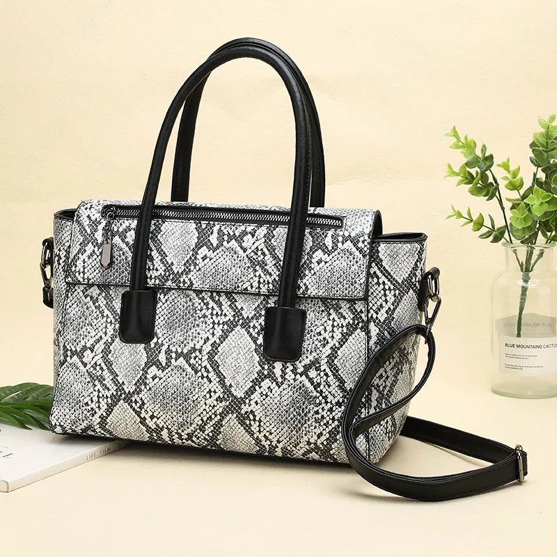 

Brand Female Real Leather 2019 New Snake Image Embossed Handbags Elegant Serpentine Pattern Women's Genuine Leather bags