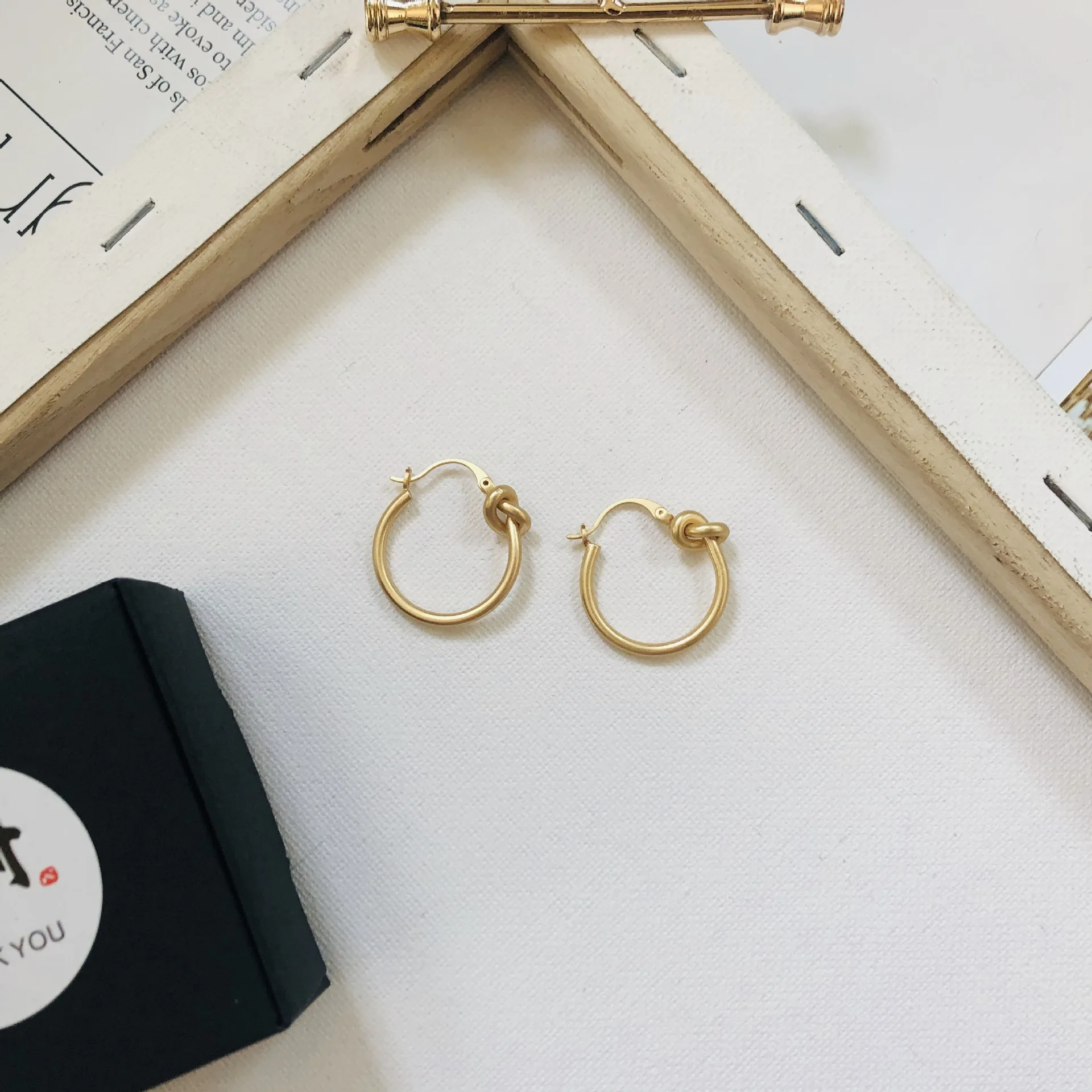 

Retro Hong Kong Style Personalized Matte Gold Knot Earrings Female Small Temperament Cold Wind Earrings Simple Earrings
