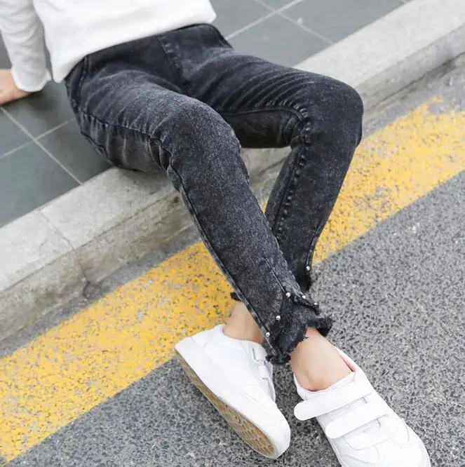 Детские джинсы для девочек демисезонные черные с заклепками и жемчугом осенние