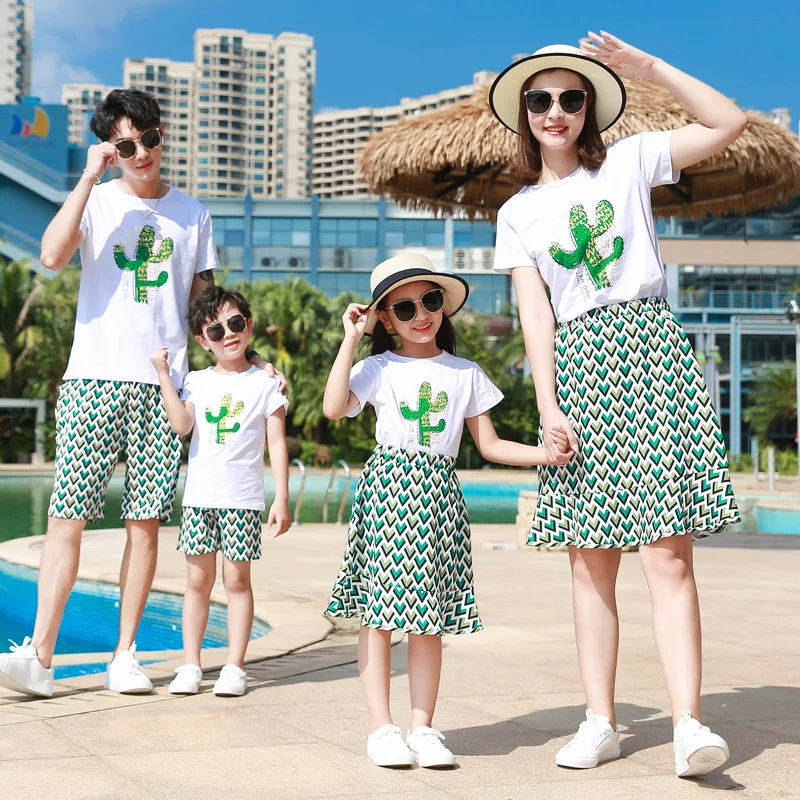 

2020 Family Matching Outfits Clothes Summer Beach Vacation Family Mom Daughter T-shirt and Dresses Father Son T-shirts and pants