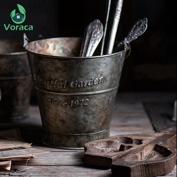 

Vintage Iron Handle Bucket Metal Retro English Printing Wrought Iron Food Fruit Cup Flower Pot Home Decoration Props Photography